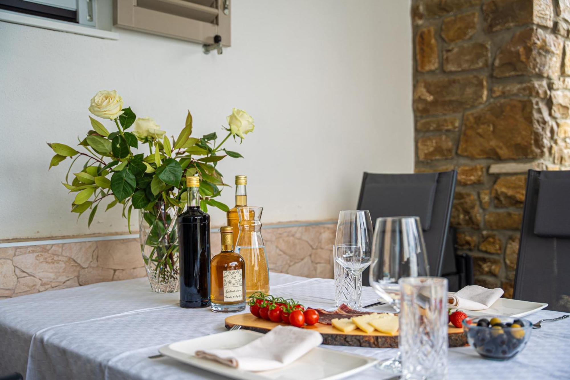 Holiday Home Belveder Motovun With Heated Pool リヴァデ エクステリア 写真