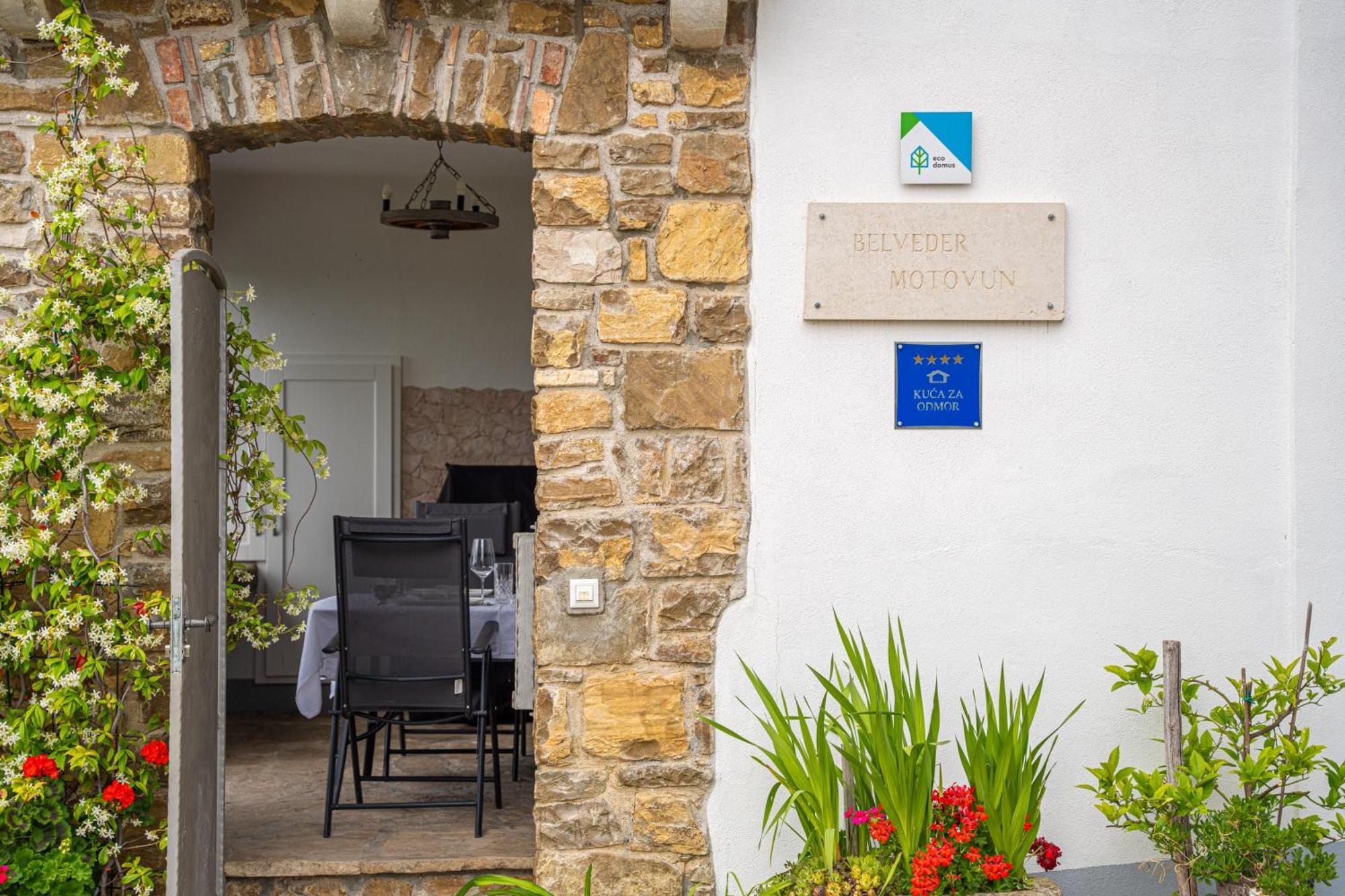 Holiday Home Belveder Motovun With Heated Pool リヴァデ エクステリア 写真
