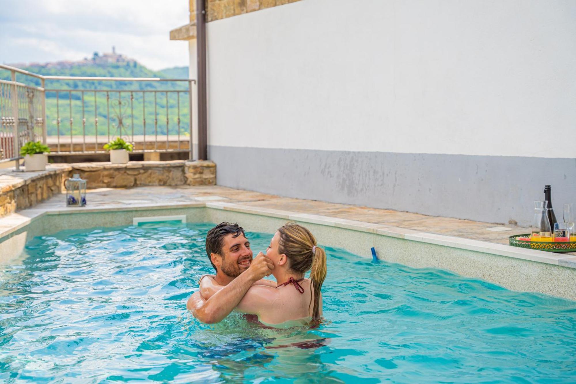 Holiday Home Belveder Motovun With Heated Pool リヴァデ エクステリア 写真