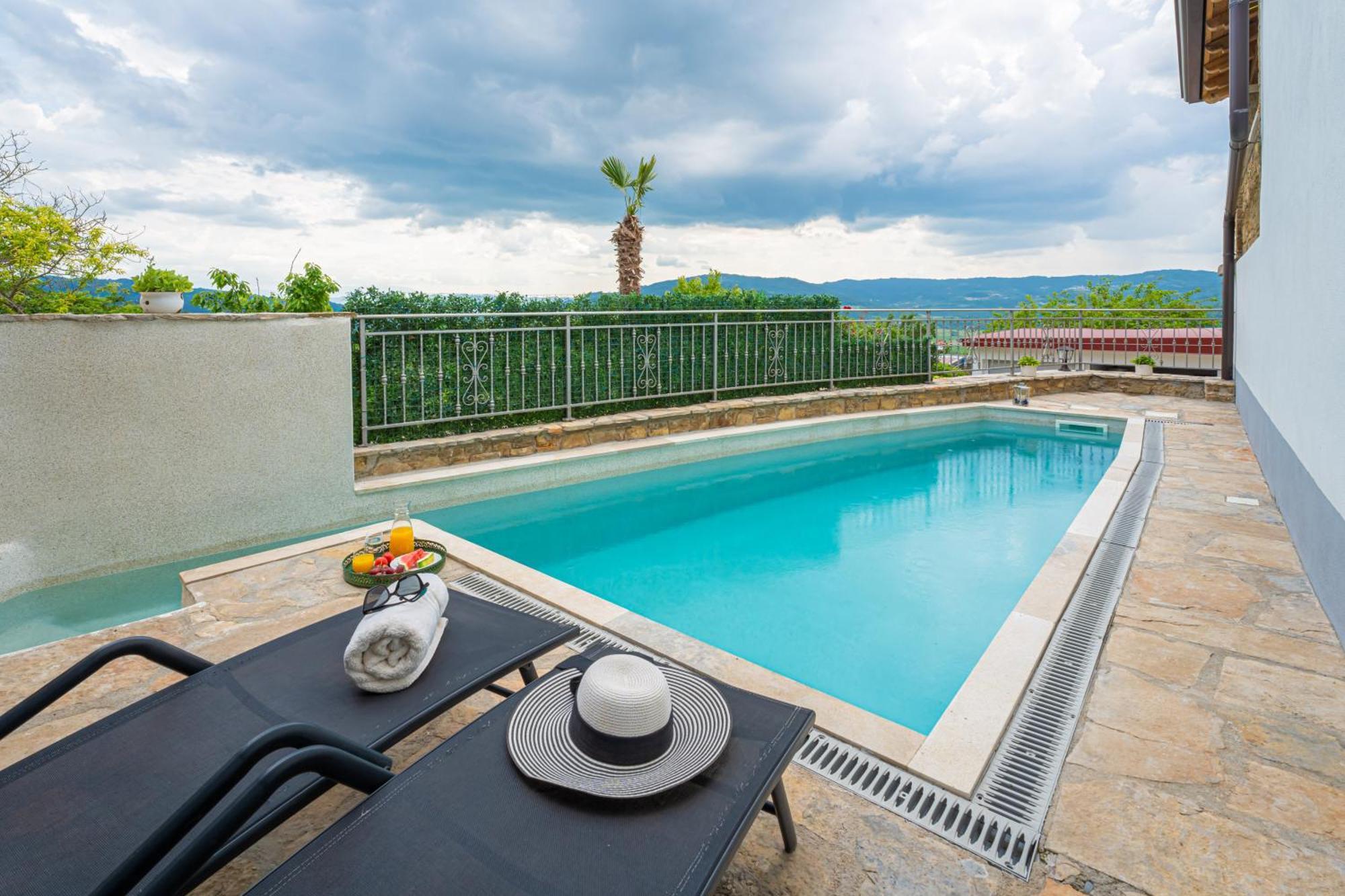Holiday Home Belveder Motovun With Heated Pool リヴァデ エクステリア 写真