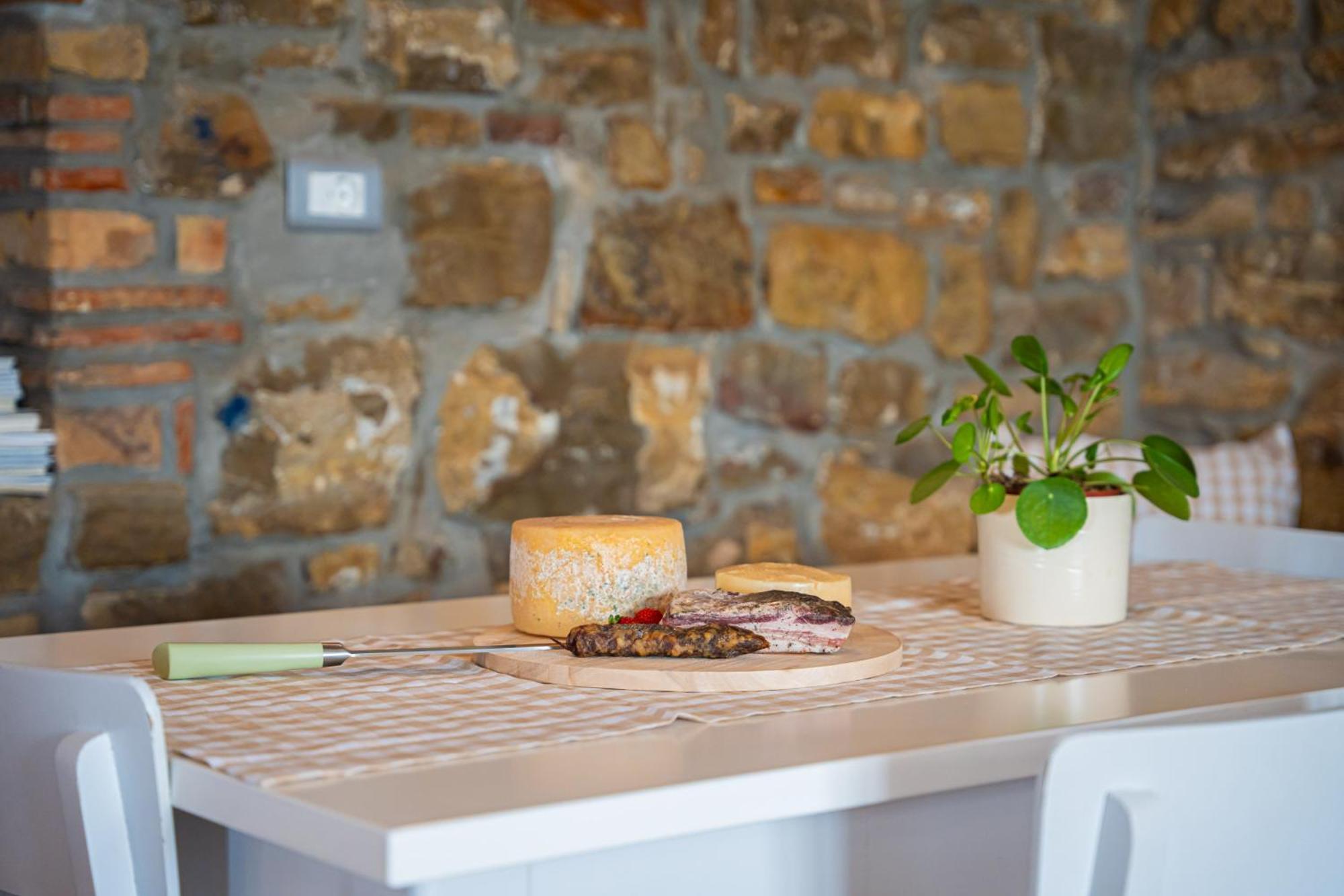 Holiday Home Belveder Motovun With Heated Pool リヴァデ エクステリア 写真