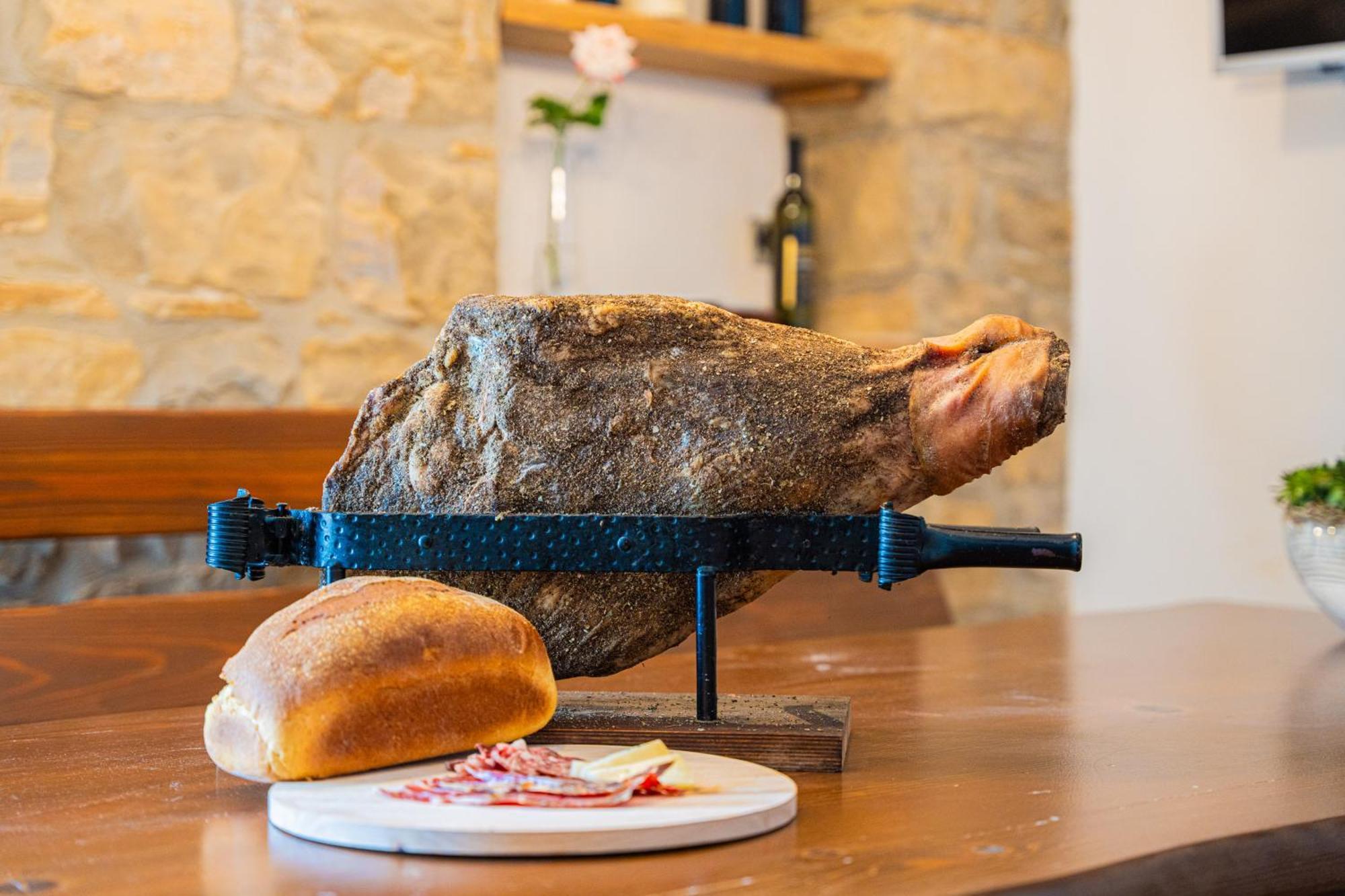 Holiday Home Belveder Motovun With Heated Pool リヴァデ エクステリア 写真