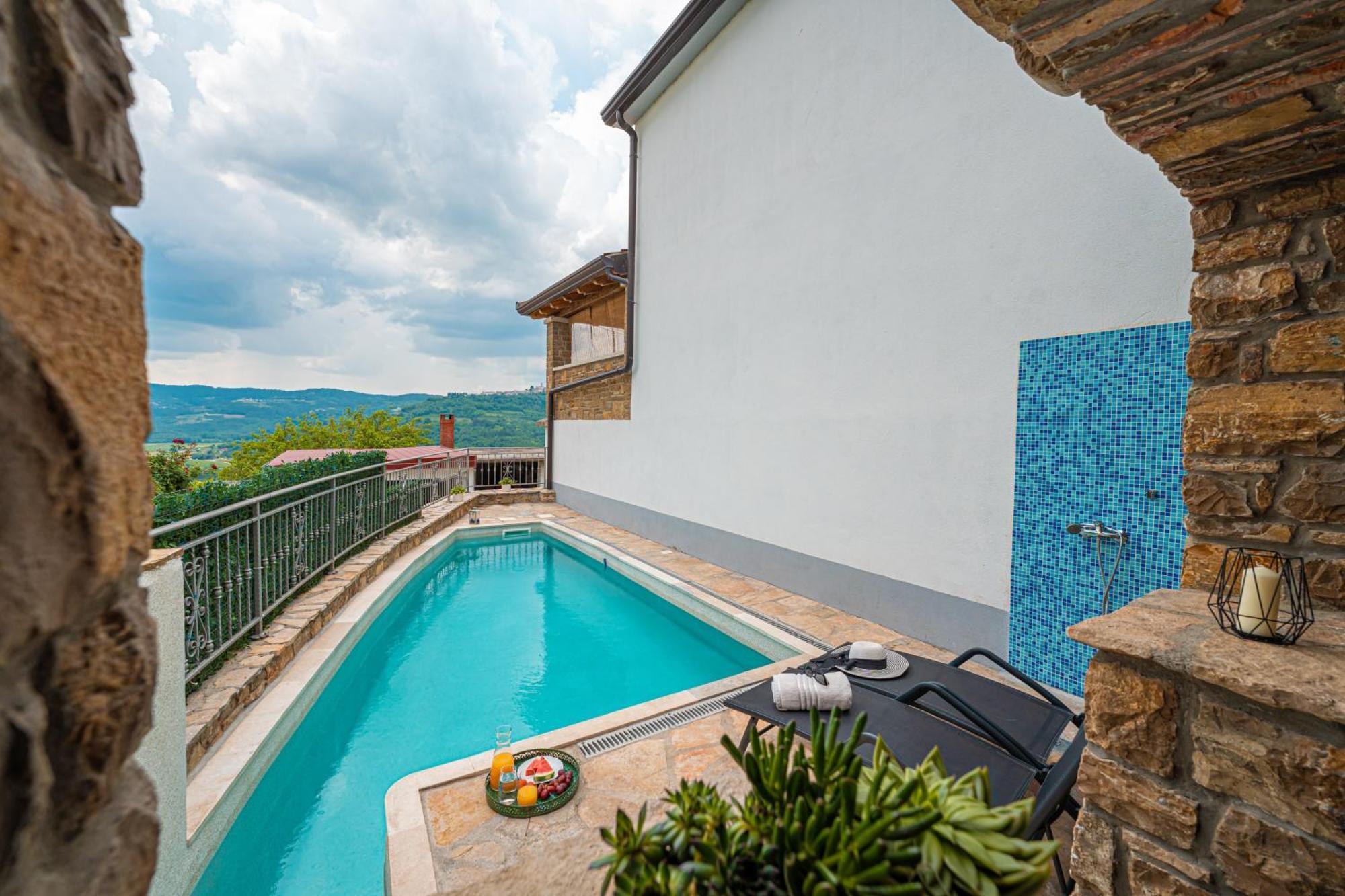 Holiday Home Belveder Motovun With Heated Pool リヴァデ エクステリア 写真