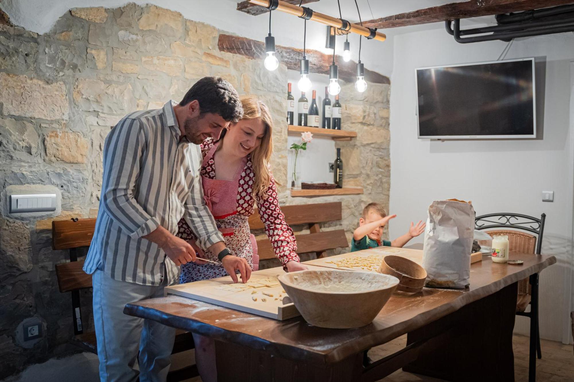 Holiday Home Belveder Motovun With Heated Pool リヴァデ エクステリア 写真