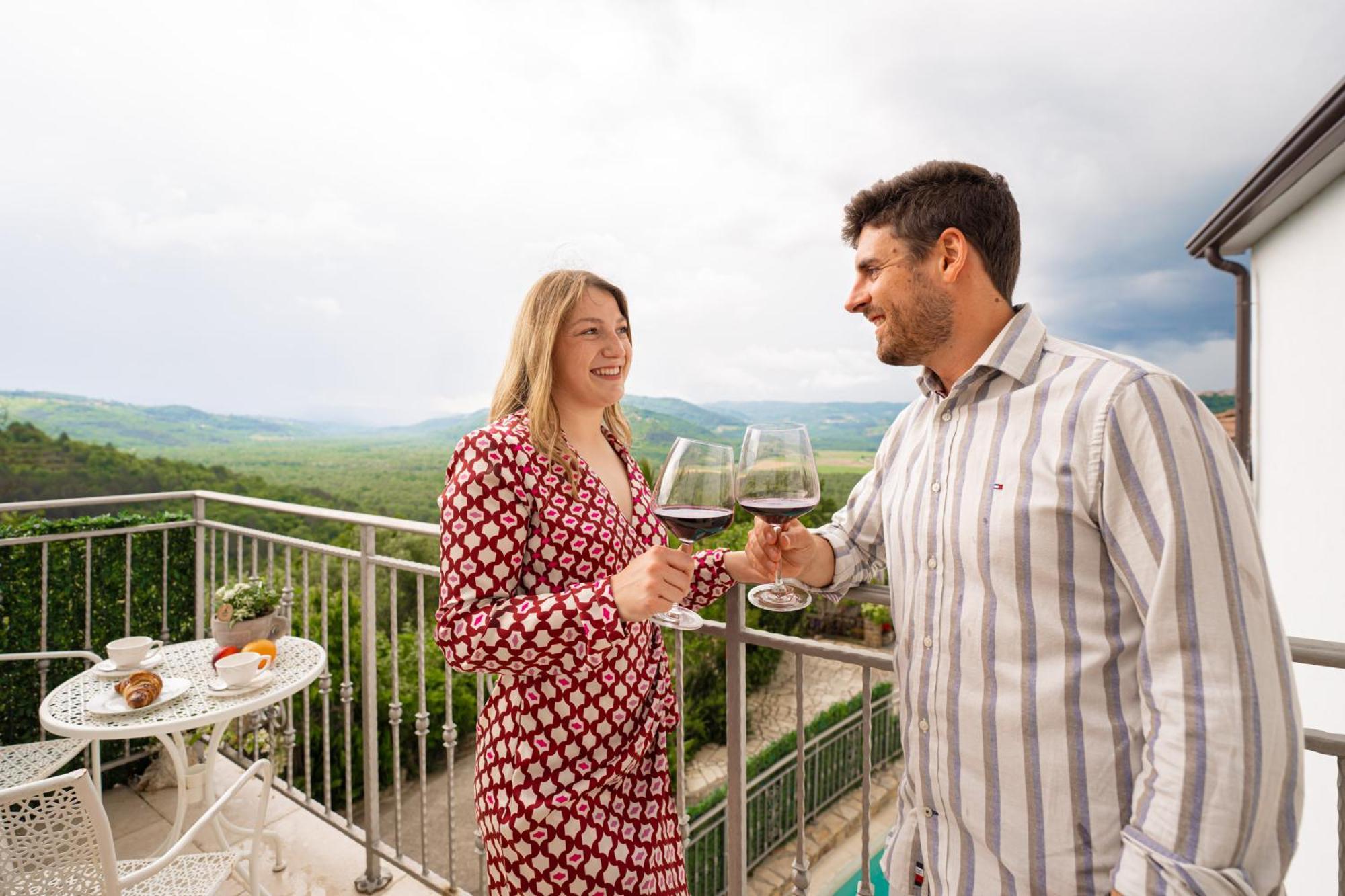 Holiday Home Belveder Motovun With Heated Pool リヴァデ エクステリア 写真