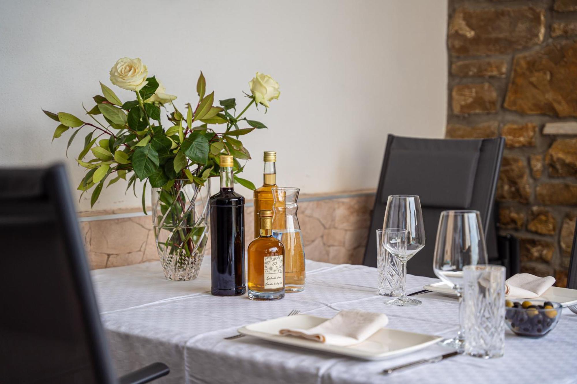 Holiday Home Belveder Motovun With Heated Pool リヴァデ エクステリア 写真