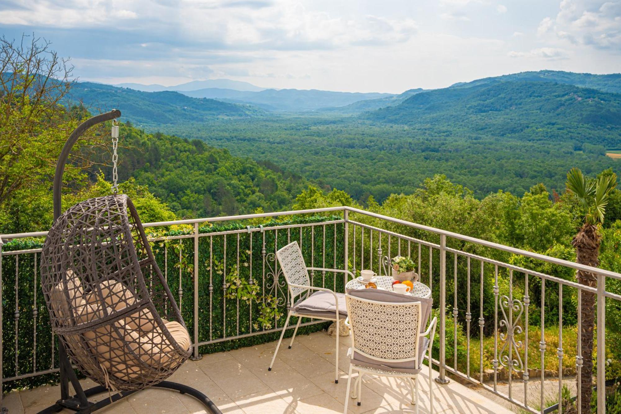 Holiday Home Belveder Motovun With Heated Pool リヴァデ エクステリア 写真